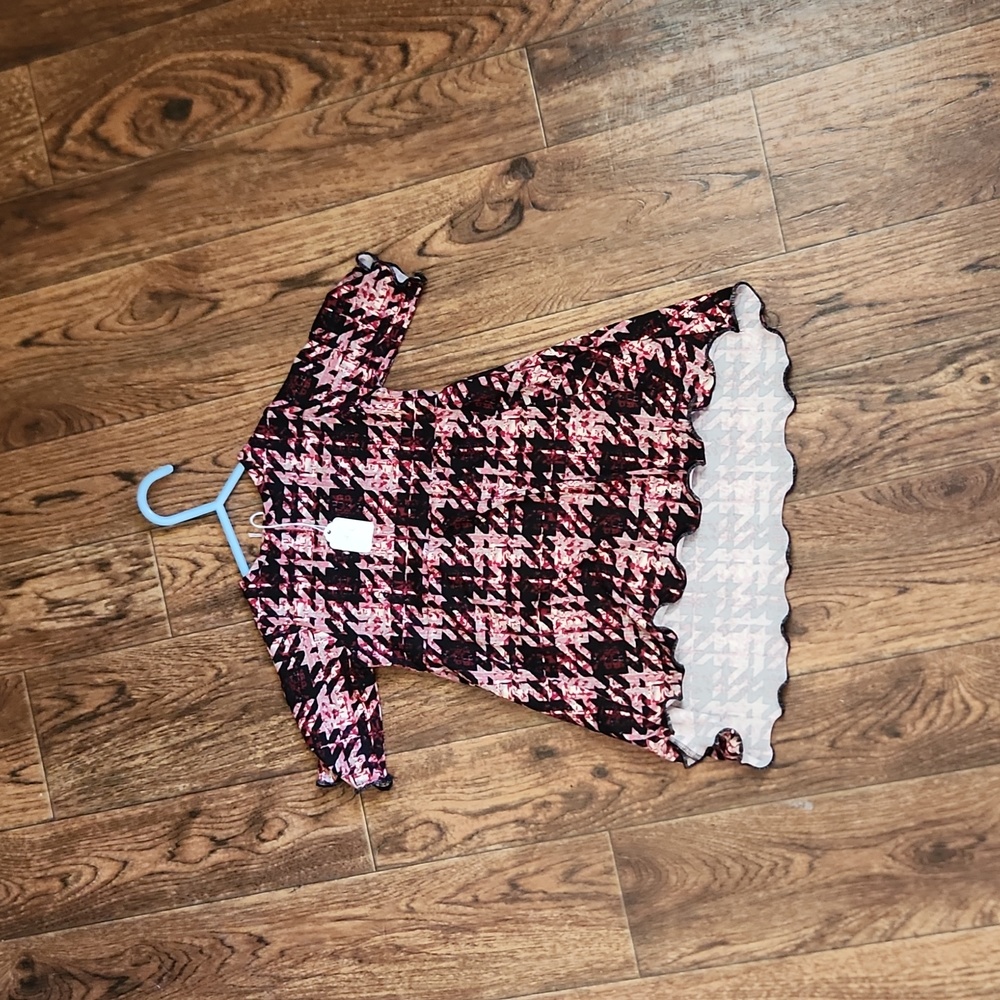 Girl's size 6 hi-low top